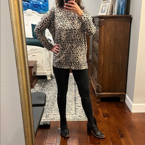 Chico's Animal Print Crew Neck Top Blouse- sz 1/M - Picture 2 of 9